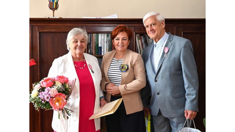 Złote Gody - wspólne zdjęcie Jubilatów i Burmistrz Miasta Cieszyna fot. UM Cieszyn